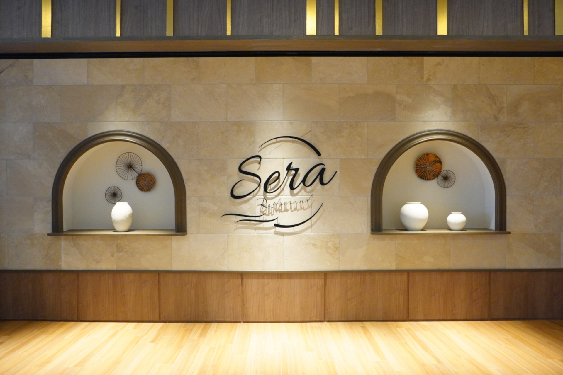 店名は、夕日の「夕」をイタリア語に翻訳した「Sera」が由来。「Buona sera（こんばんわ！）」という意味もあり、大江戸温泉物語グループ自慢の豪華なグルメディナーへ歓迎する気持ちを込めて名付けられた