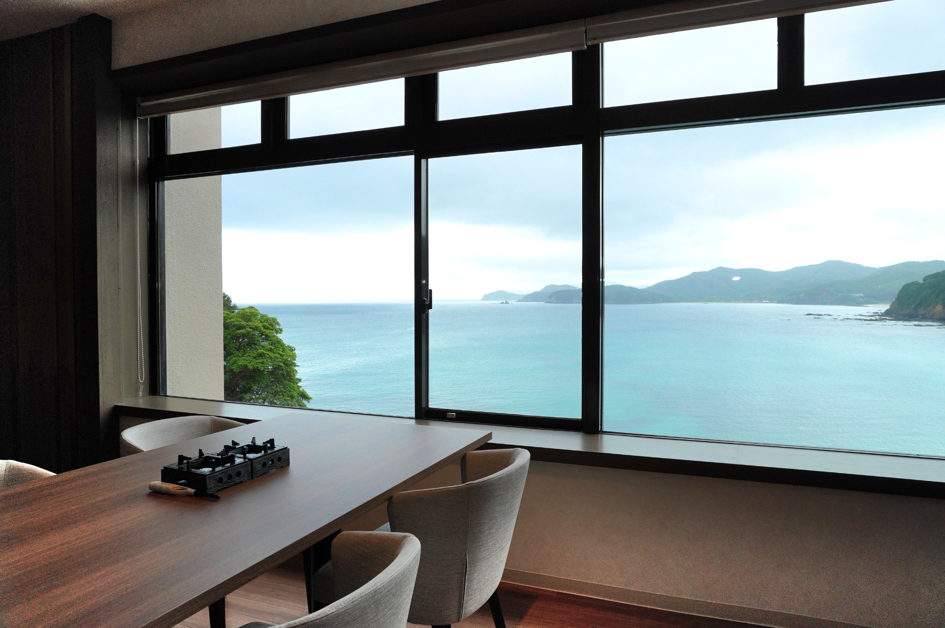 店内からも海を望む