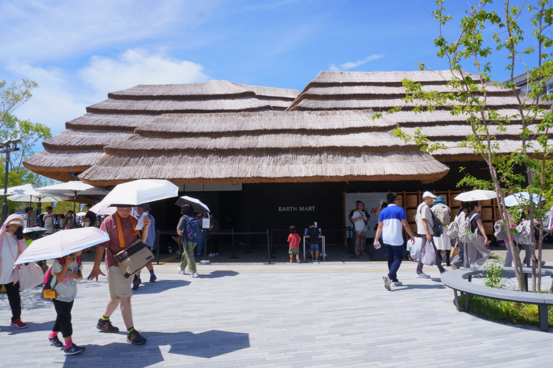 茅葺屋根の建物は、隈研吾事務所の若手らが提案したアイデアを原案として設計・施工しているとのこと。待機列は屋根の下（屋外）だが、8月下旬のお昼でも少し涼しかった