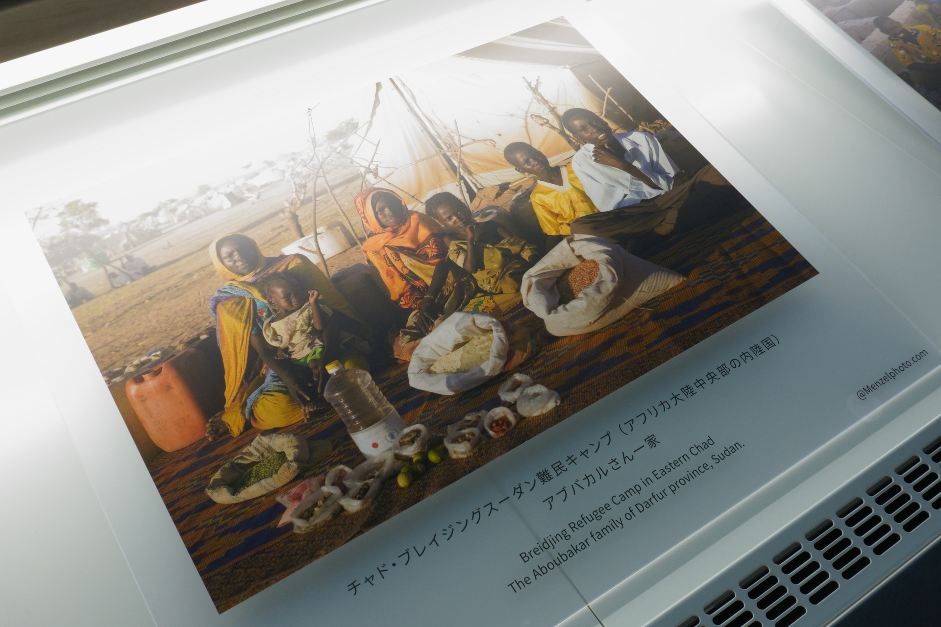 世界各国の家族と食卓のポートレートを並べた「世界の食卓」