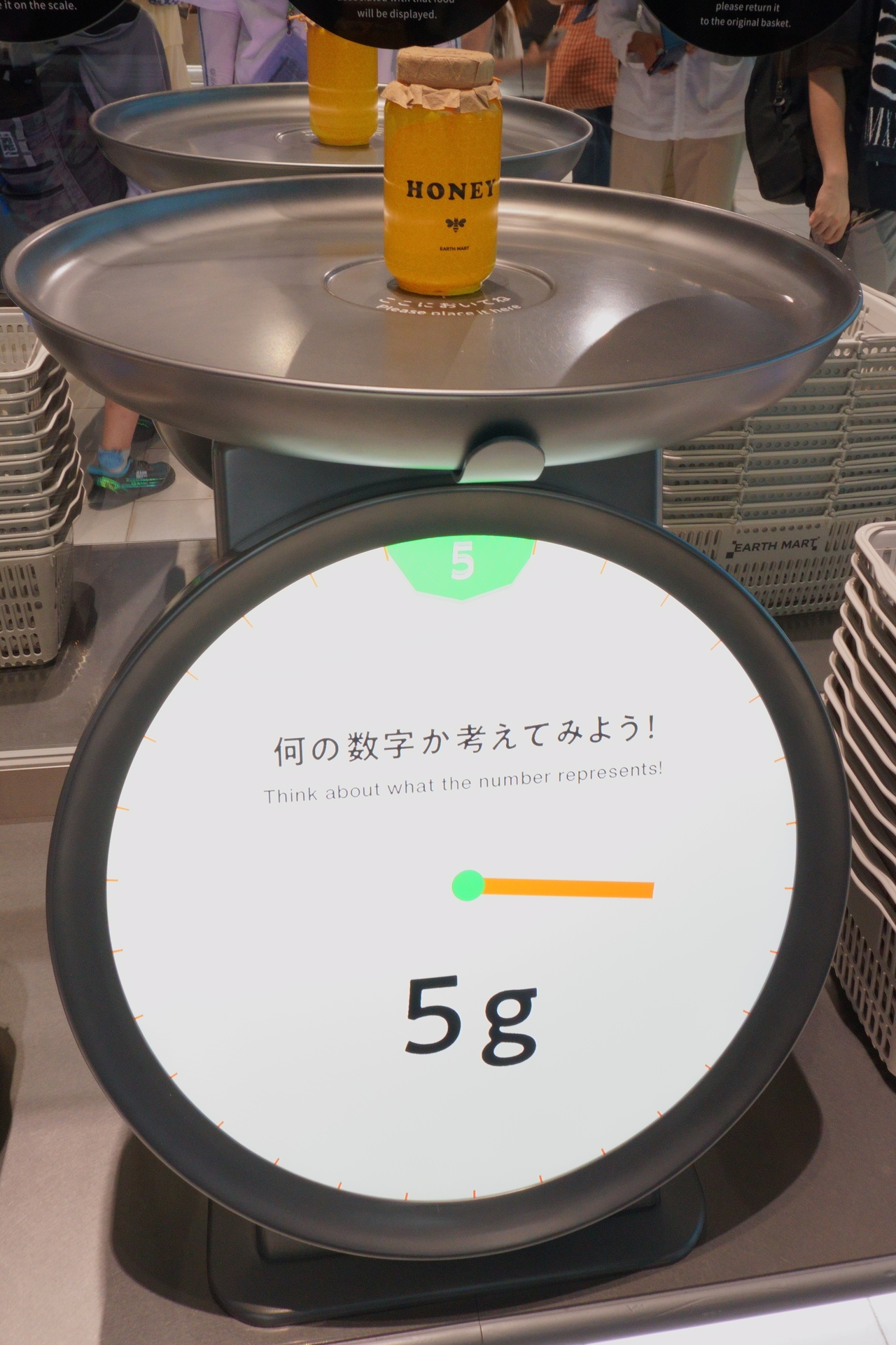 いのちの重さを感じるためのはかり。1匹のミツバチが集める花のみつは、はちみつにするとティースプーン1杯分ほどにしかならない
