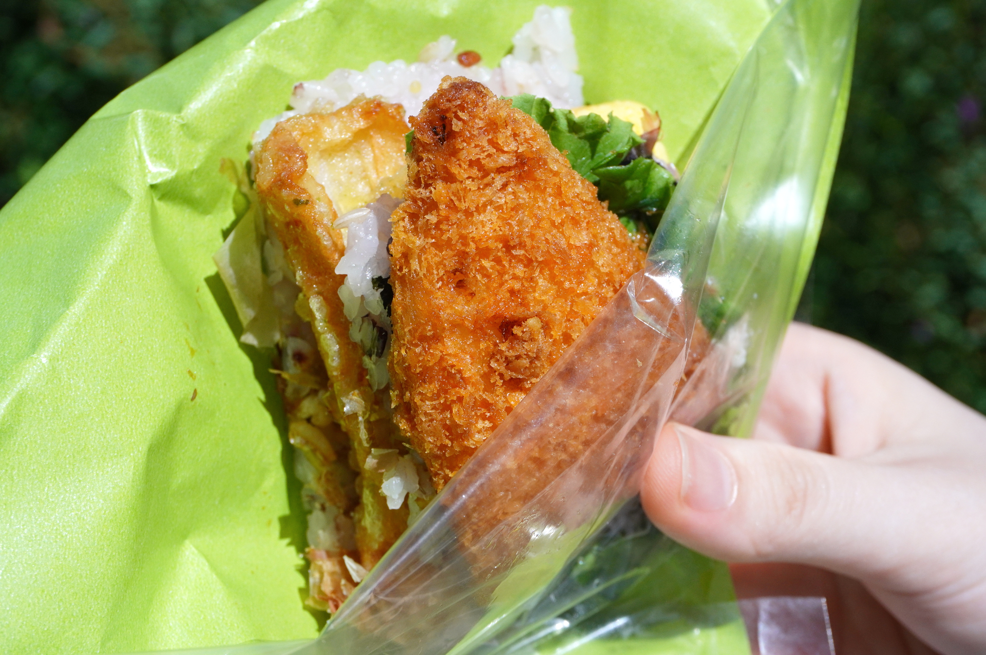 万博グルメレポート。ほっかほっか亭の万博限定「ワンハンドBENTO」を食べてみた