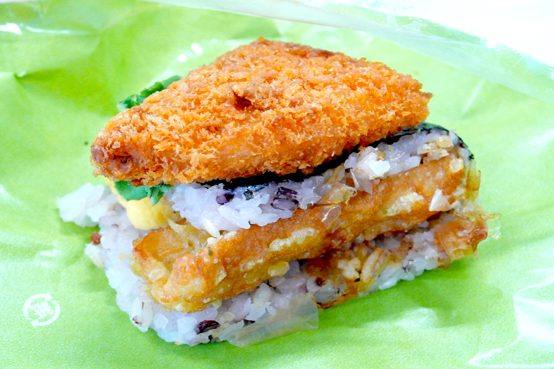 定番人気メニュー「ワンハンドBENTO 海苔弁」。おかずは白身フライ、ちくわ磯辺、玉子焼き。おかか醤油とからしマヨネーズを添えた十六穀米ごはんのプチプチもちもちが美味