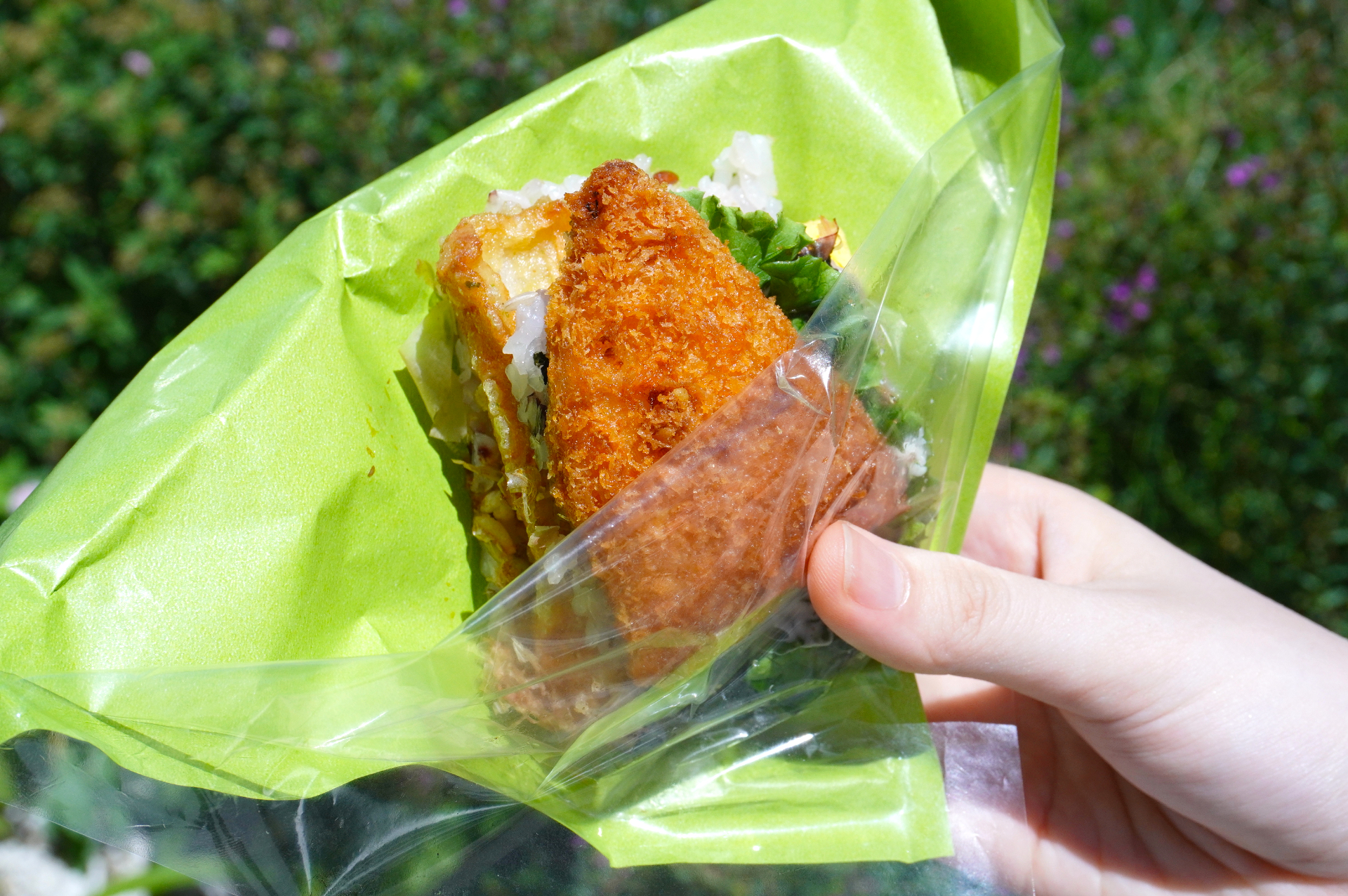 定番人気メニュー「ワンハンドBENTO 海苔弁」。おかずは白身フライ、ちくわ磯辺、玉子焼き。おかか醤油とからしマヨネーズを添えた十六穀米ごはんのプチプチもちもちが美味