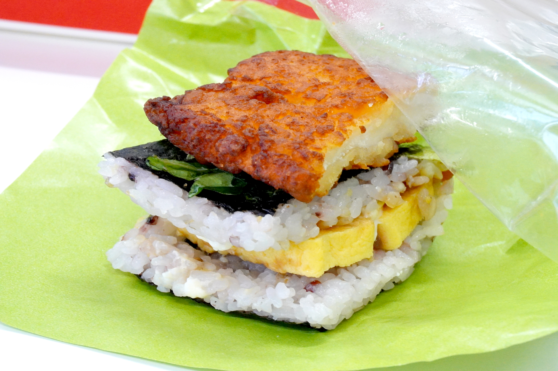 ボリューム満点の「チキン南蛮～梅入り～」（890円）は、ほっかほっか亭で人気の「チキン南蛮」がベース。ごはんにカリカリ梅を加えることで、ほどよい塩味やさっぱり感をプラスし、黒酢×タルタルソースを添えて満足感のある1食に仕上げている