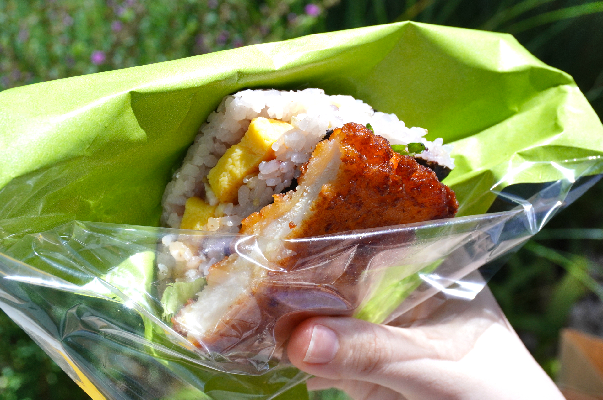 ボリューム満点の「チキン南蛮～梅入り～」（890円）は、ほっかほっか亭で人気の「チキン南蛮」がベース。ごはんにカリカリ梅を加えることで、ほどよい塩味やさっぱり感をプラスし、黒酢×タルタルソースを添えて満足感のある1食に仕上げている
