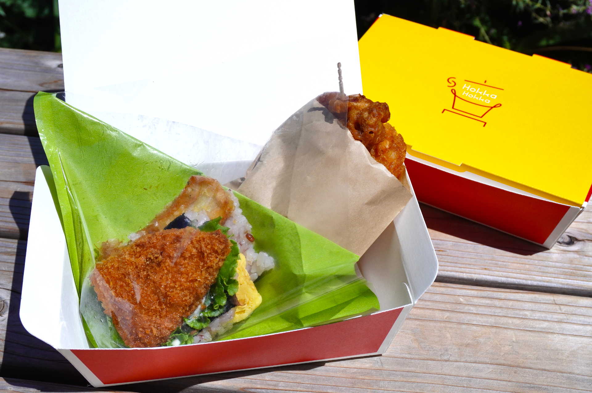 「セットメニュー」は単品で買うより100円お得。ワンハンドBENTO 海苔弁、鶏の唐揚げ2個（爪楊枝つき）、ハッシュドポテトがBOXに入っている