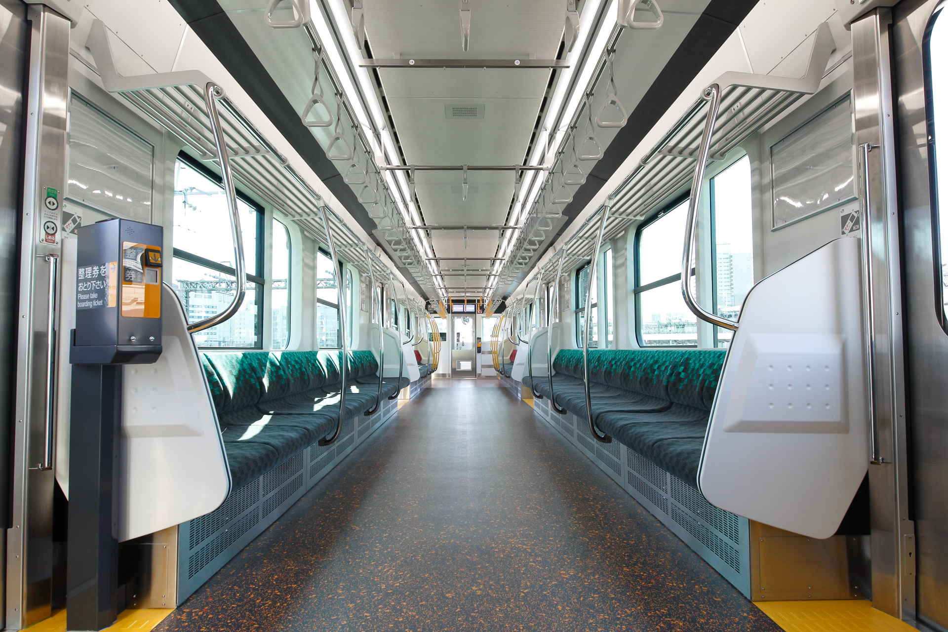 JR東日本の烏山線で使われている蓄電池車・EV-E301系では、送風装置は省略されている