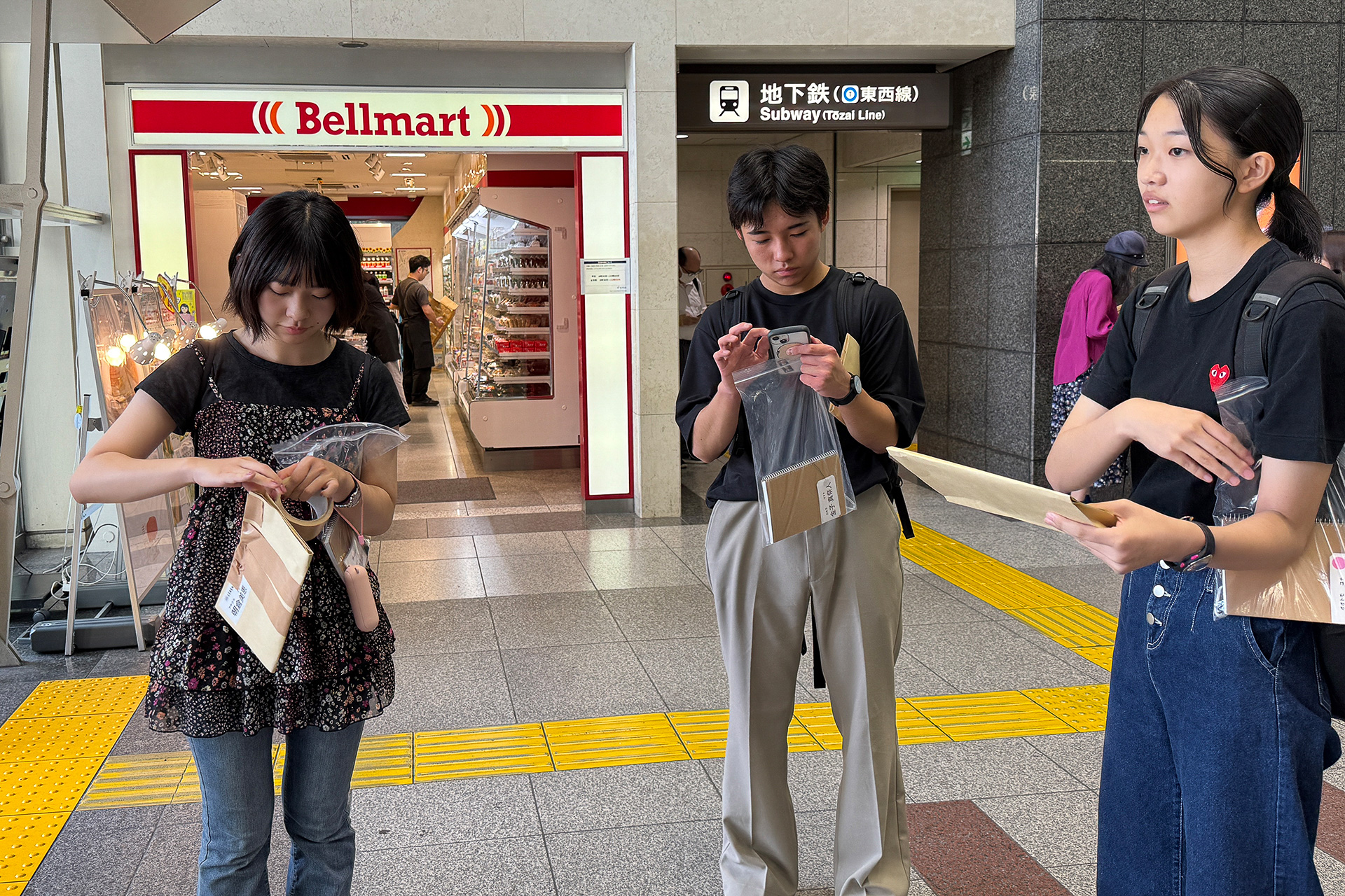 東京駅集合の東京チーム。スマホは電源を切って封筒に入れて以後使用禁止。デジタルネイティブ世代の彼らには、スマホを触らない5日間は初めての経験だろう