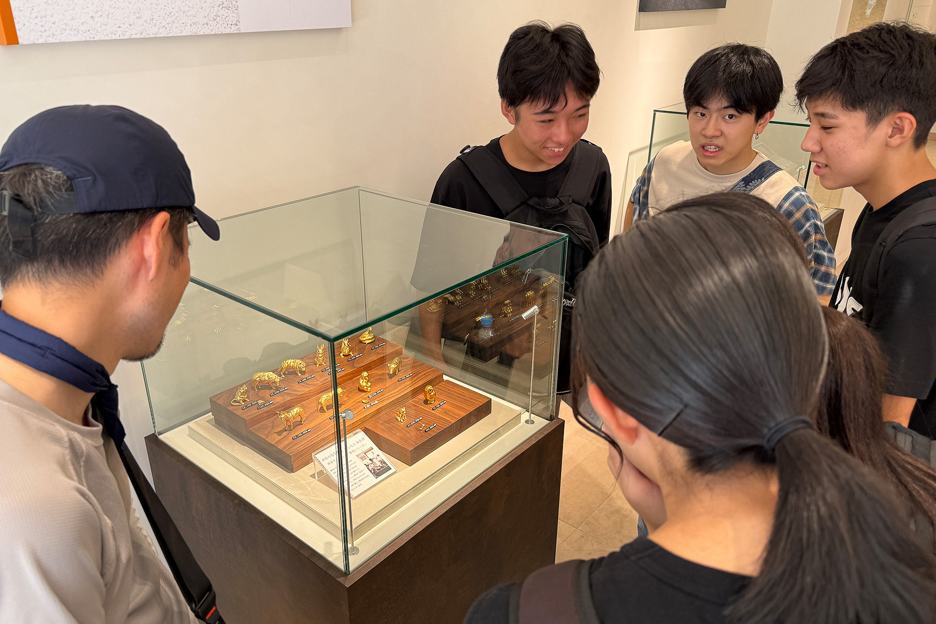 田中貴金属本店でキラキラした金に目を見張る東京チーム