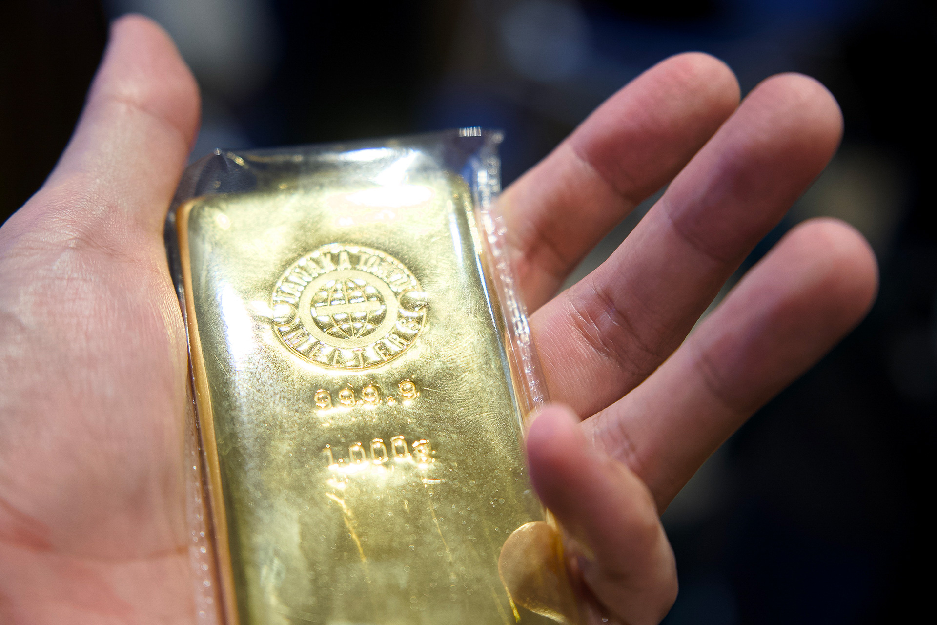 初めて手にする金塊の重み