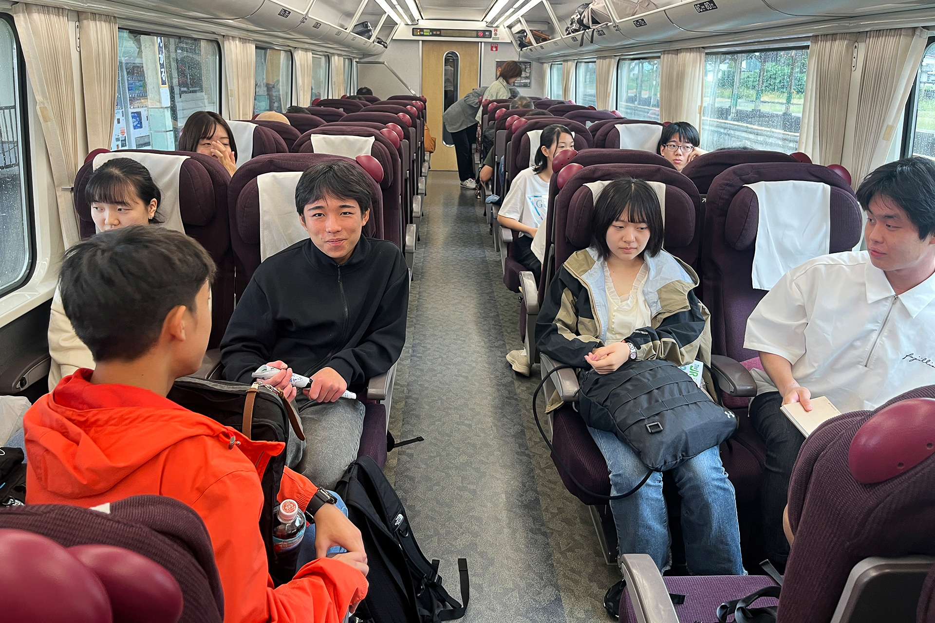 両チームが隣同士になるように指定席が取られていた特急の車内。こんなサプライズをさりげなく仕込む旅プランに感心してしまう