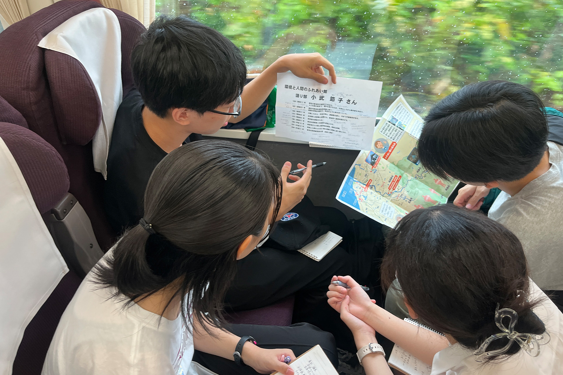 「こんなところに行ってきたんだ」とお互いの学びを共有し合う両チーム。LEARNは移動時間もムダにしない