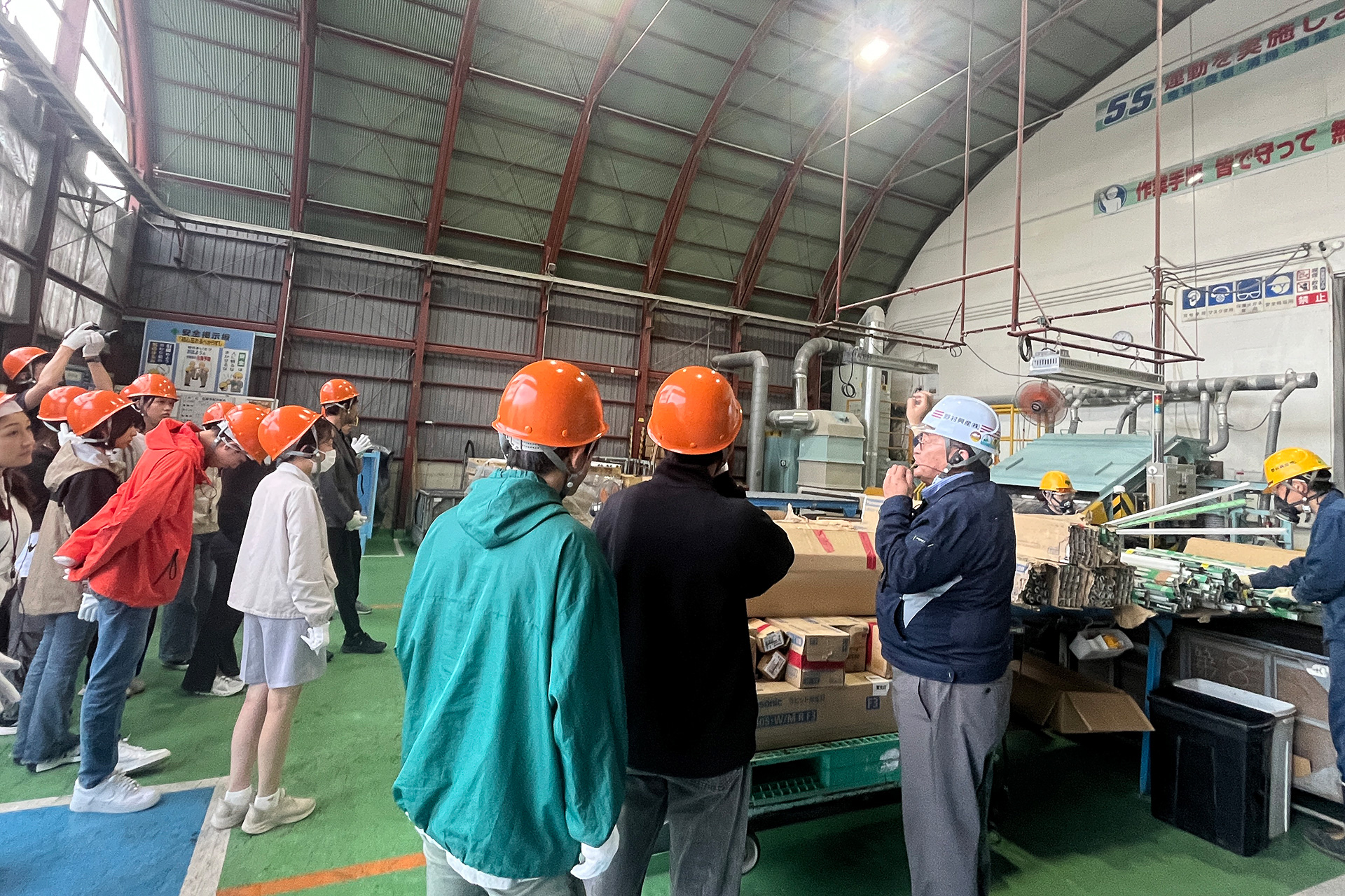 水銀のリサイクルを行なっている工場を見学