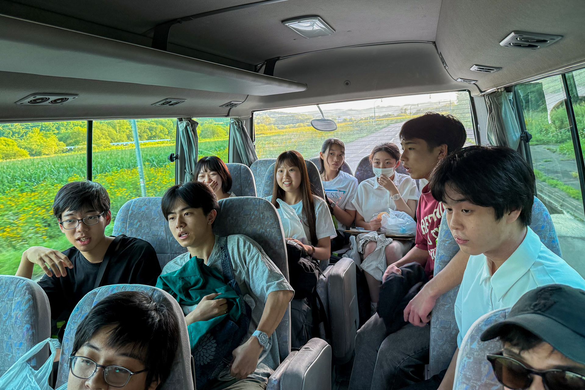 この日の宿に向かうマイクロバスのなか。すっかり打ち解けた様子の子供たち