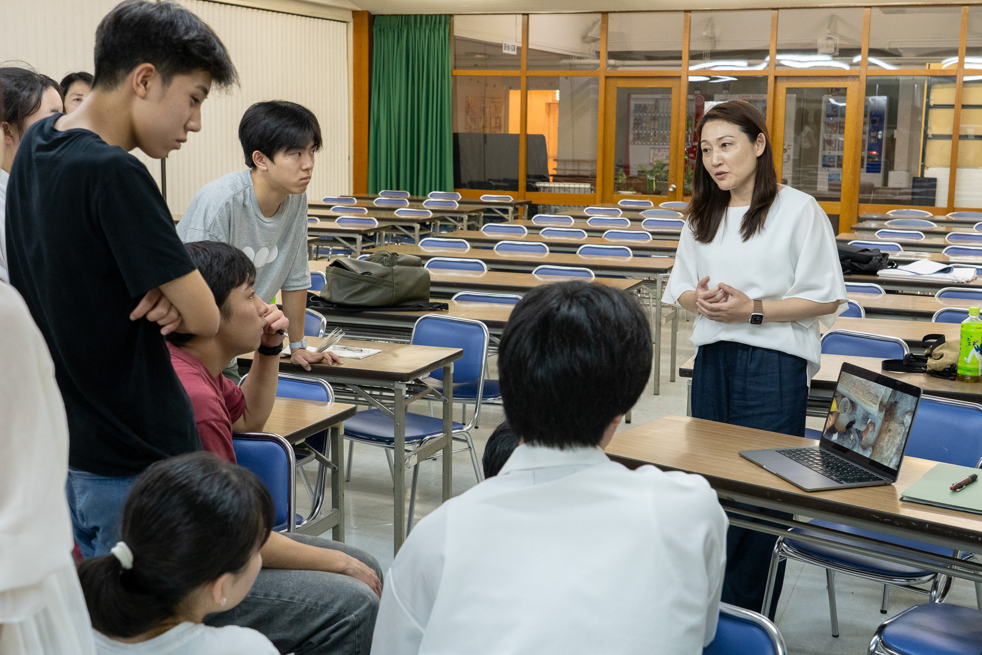 東京で金を見てきたチーム、新潟水俣病患者のおばあちゃんと会ってきたチーム、どちらにとっても胸に刺さる映像だったようだ