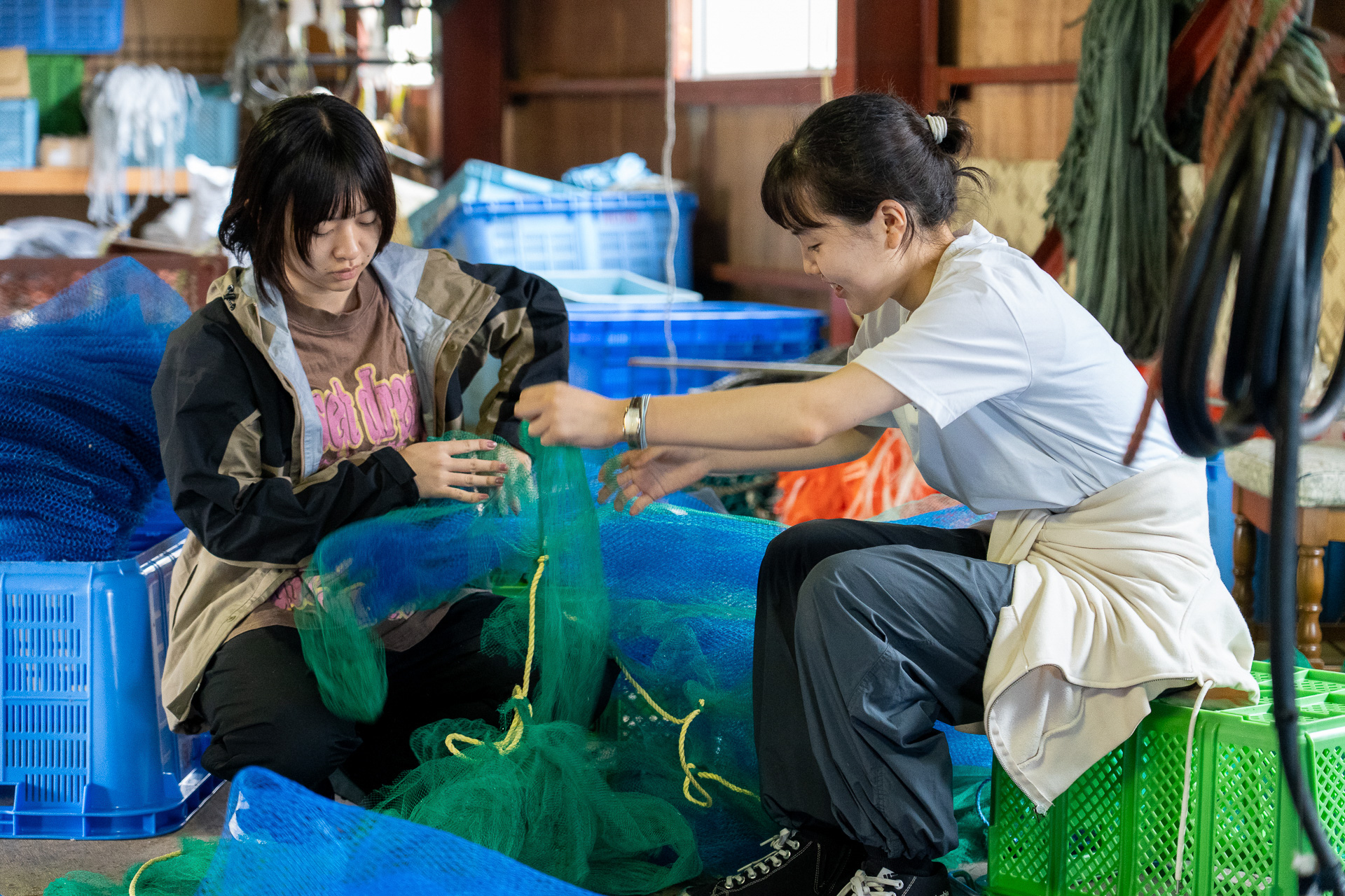 漁師さんの倉庫で網の整理作業
