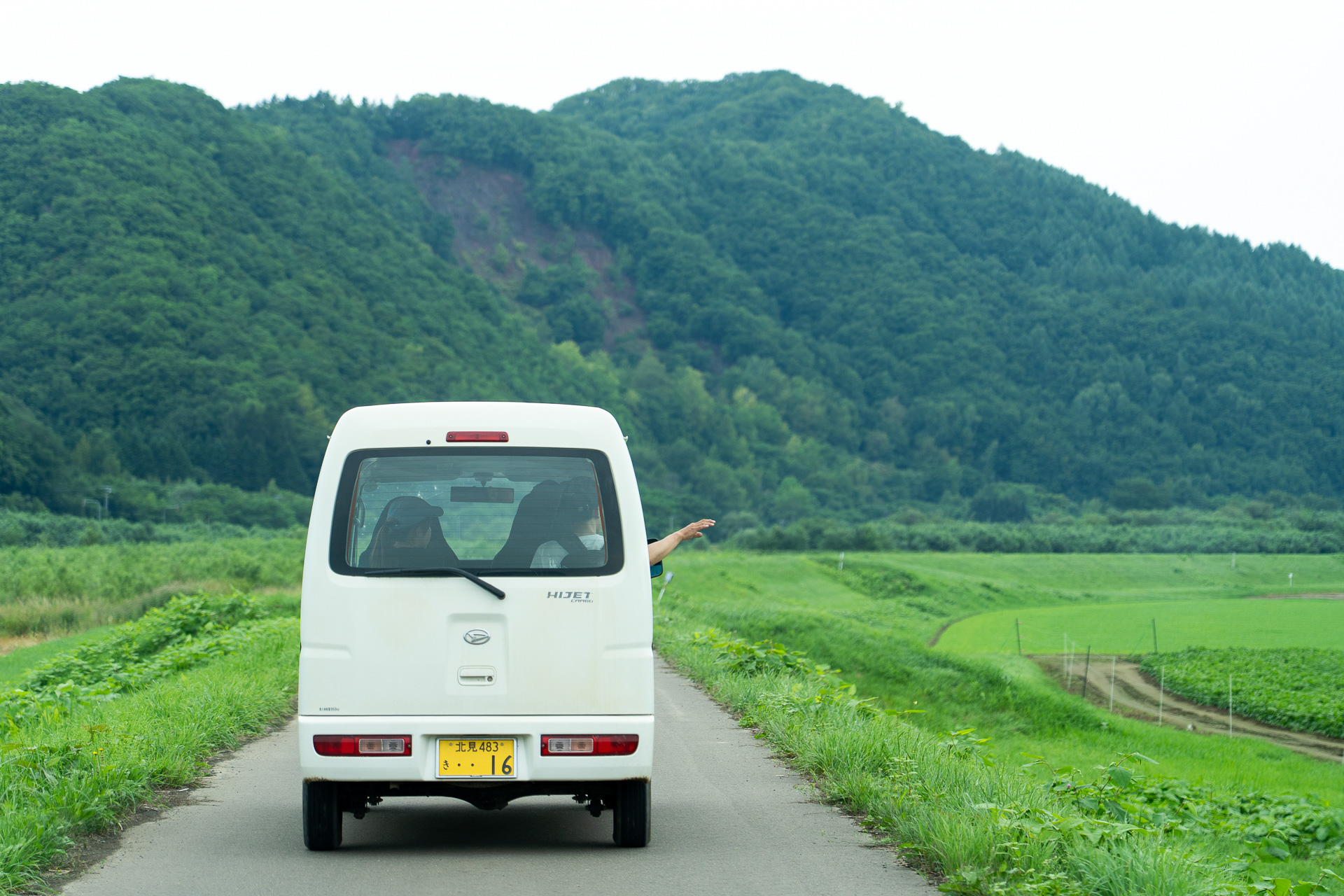クルマのなかから広大なじゃがいも畑を見てまわる。規模がハンパない！