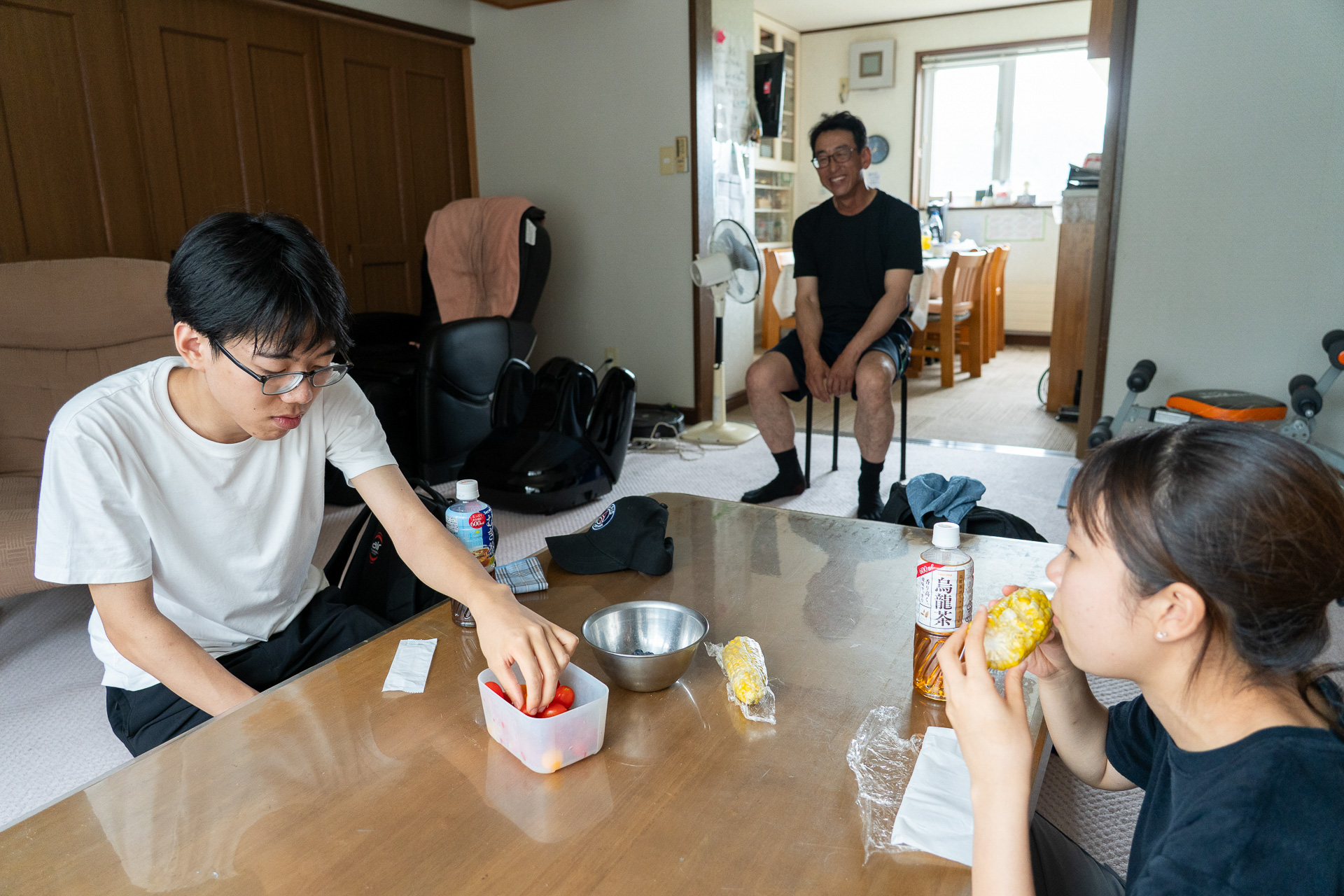 生産農家さん宅でお昼ごはん。いただいたトマトやとうもろこしの美味しさに感動