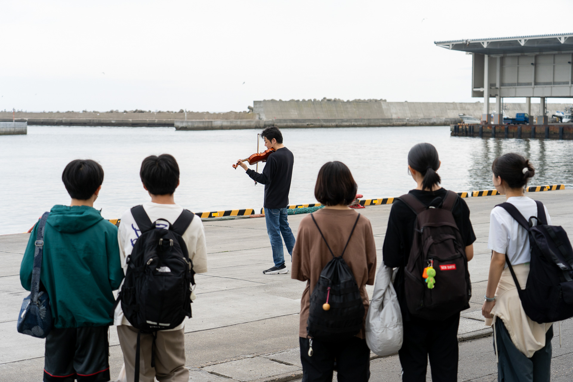東大先端研の教授でもあるバイオリニスト近藤薫さん。常呂漁港やじゃがいも畑といったエモいシチュエーションでの演奏だ