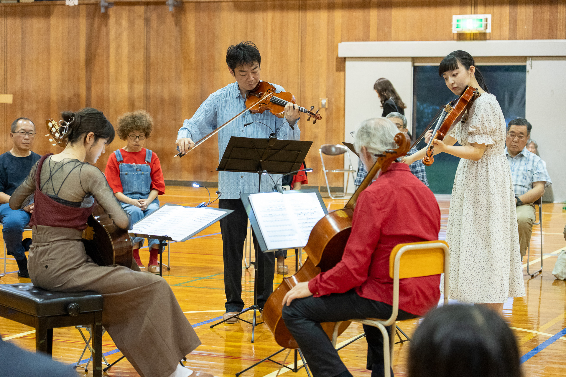 夕方は常呂高校の体育館でバイオリン、チェロ、ヴィオラ、クラシック・ギターのカルテット演奏。地元の人も集って忘れられないひとときを共有した