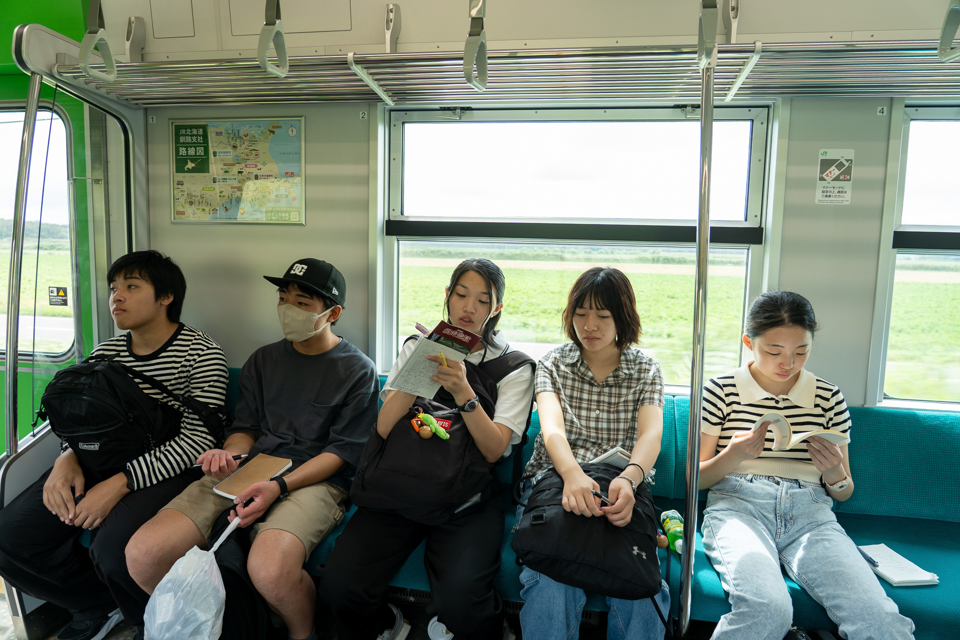 2チームに分かれて知床へ。こちらは網走駅から乗った釧網本線のなか