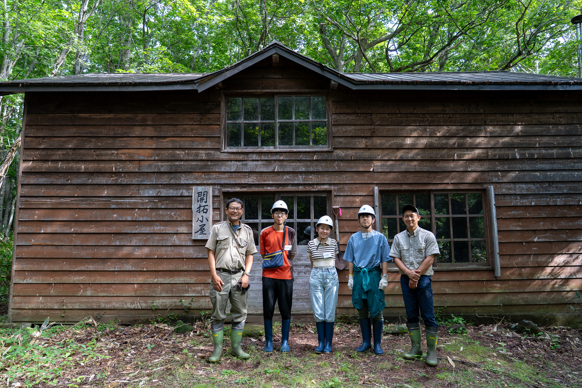 開拓小屋の前で記念写真
