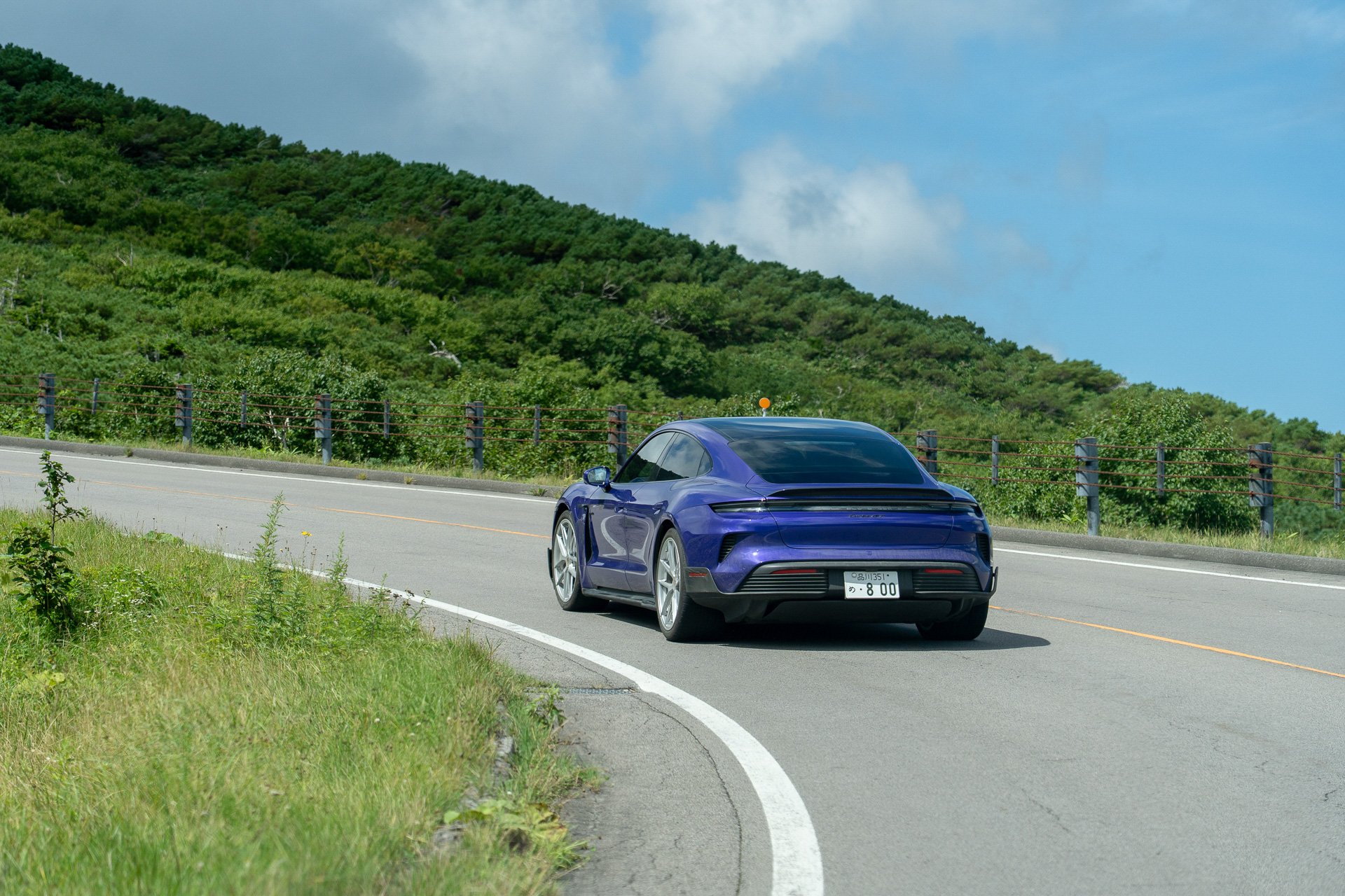 知床横断道路を走るポルシェ