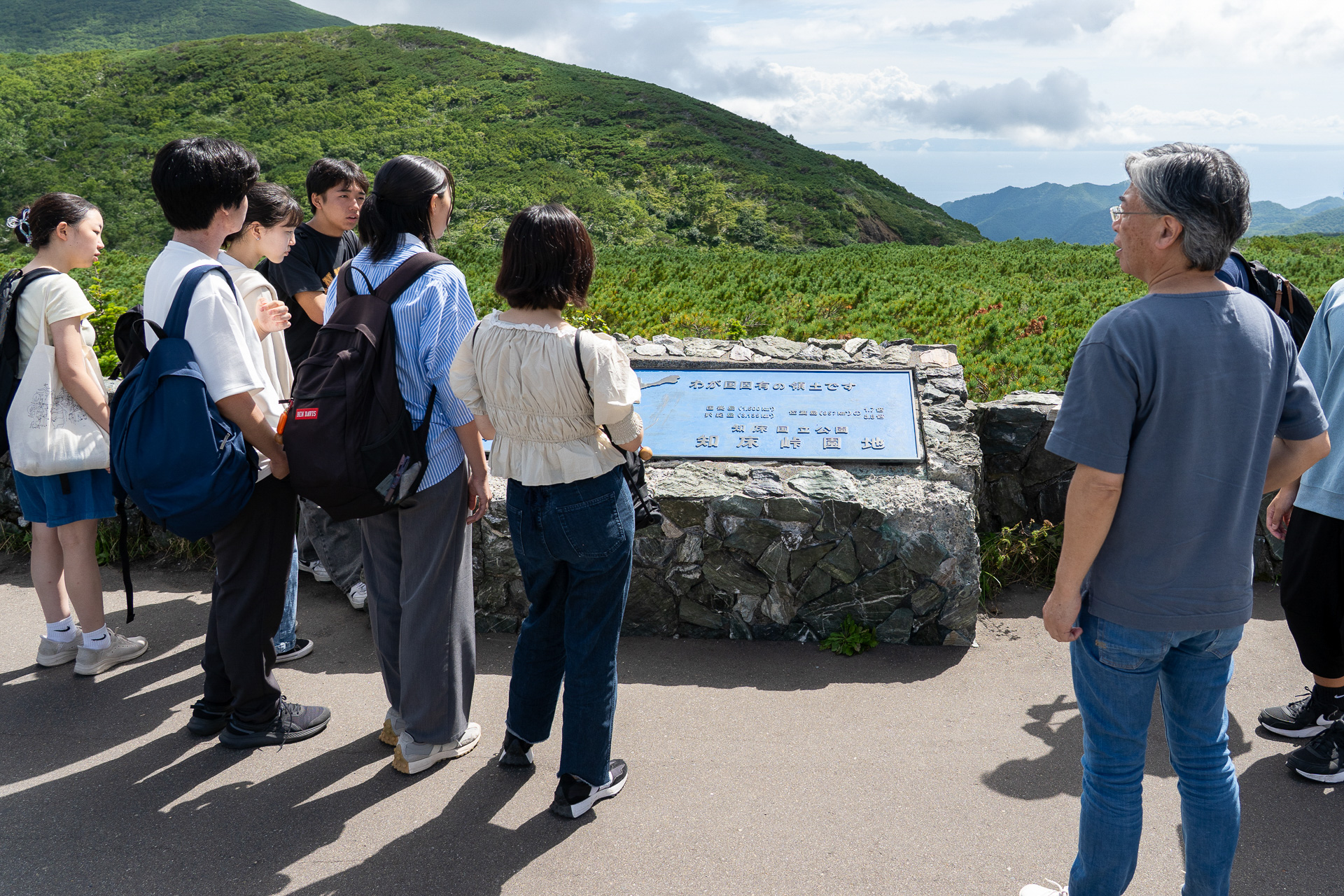 海の向こうには北方領土。「ここで君たちに国後島を見せたかったんだ」と中邑先生