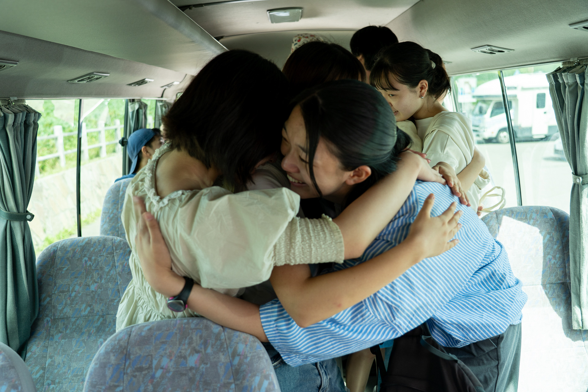 「これでお別れ!?　また絶対会おうね」とハグ