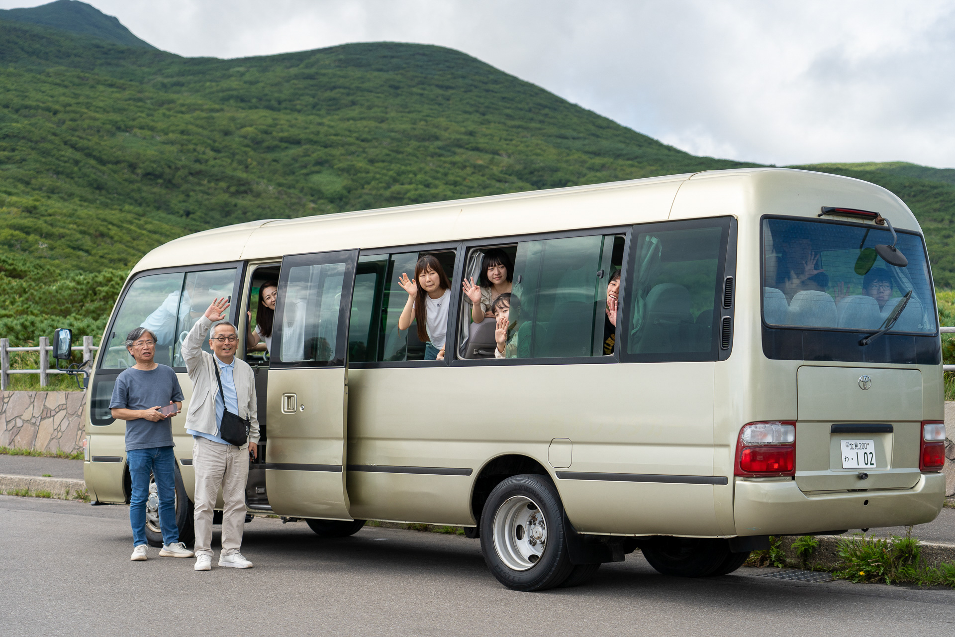 知床峠駐車場で女満別空港チームを見送る中標津空港チーム。西へ東へとそれぞれ帰途についた