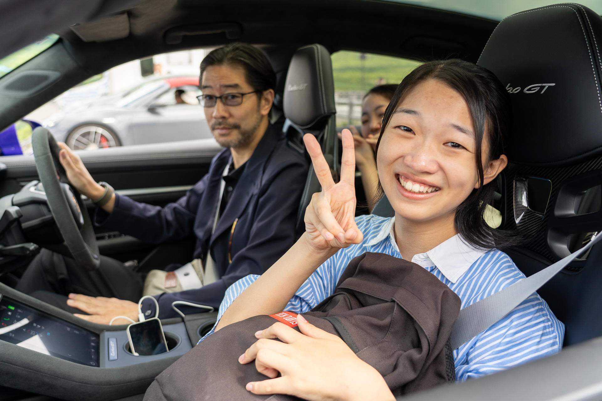 女満別空港から帰途につく子供たちを送迎するポルシェ