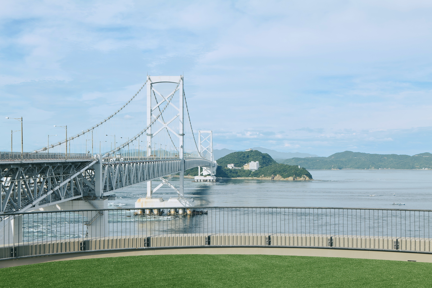 大鳴門橋と鳴門海峡を見渡せる屋上展望台「360°（サンロクマル）」