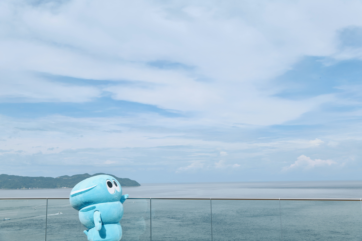 淡路島の海と公式キャラクターの「うず坊」