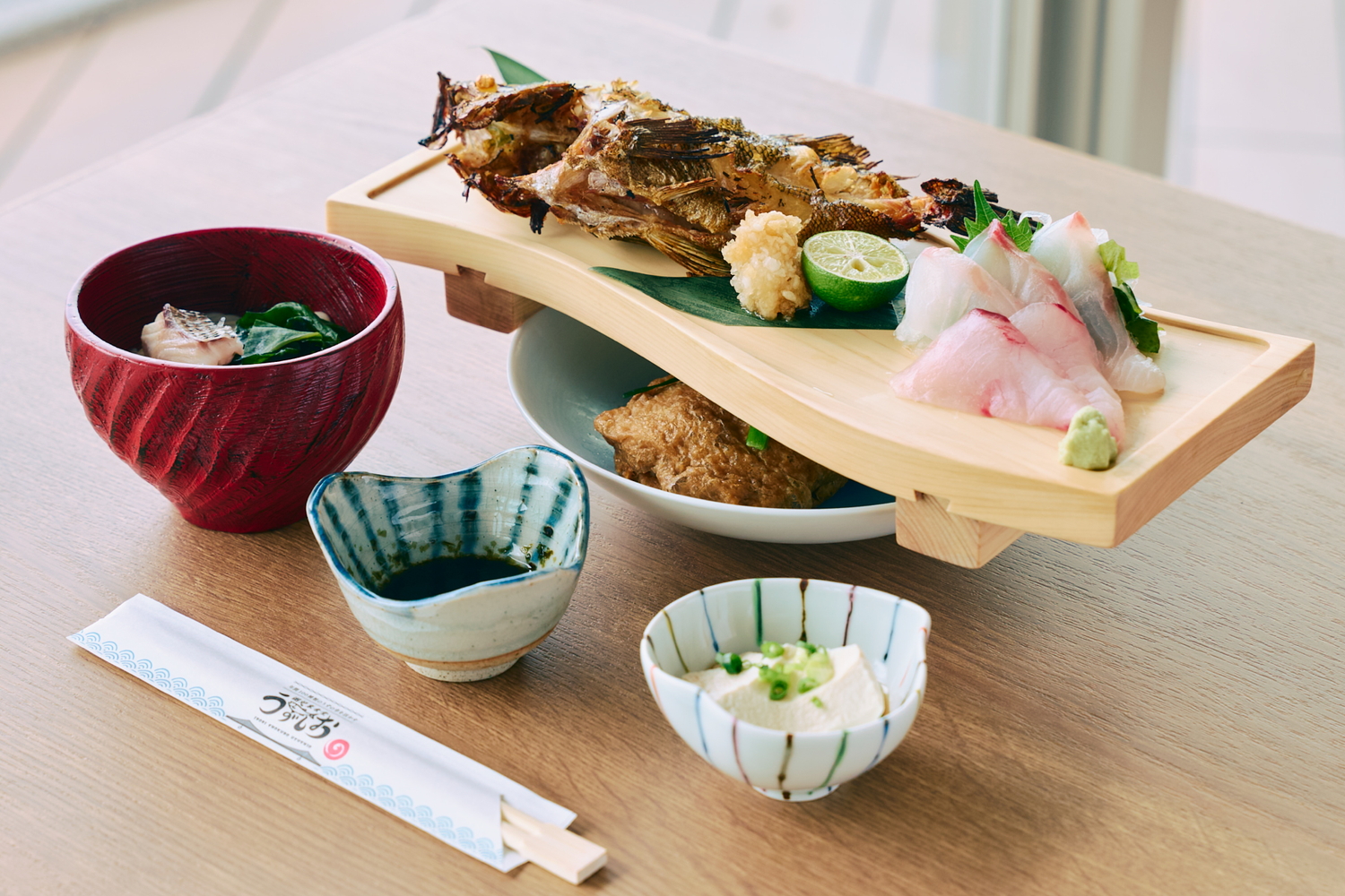 旬の海鮮や巾着ご飯、鯛そうめんなどの郷土料理が楽しめる