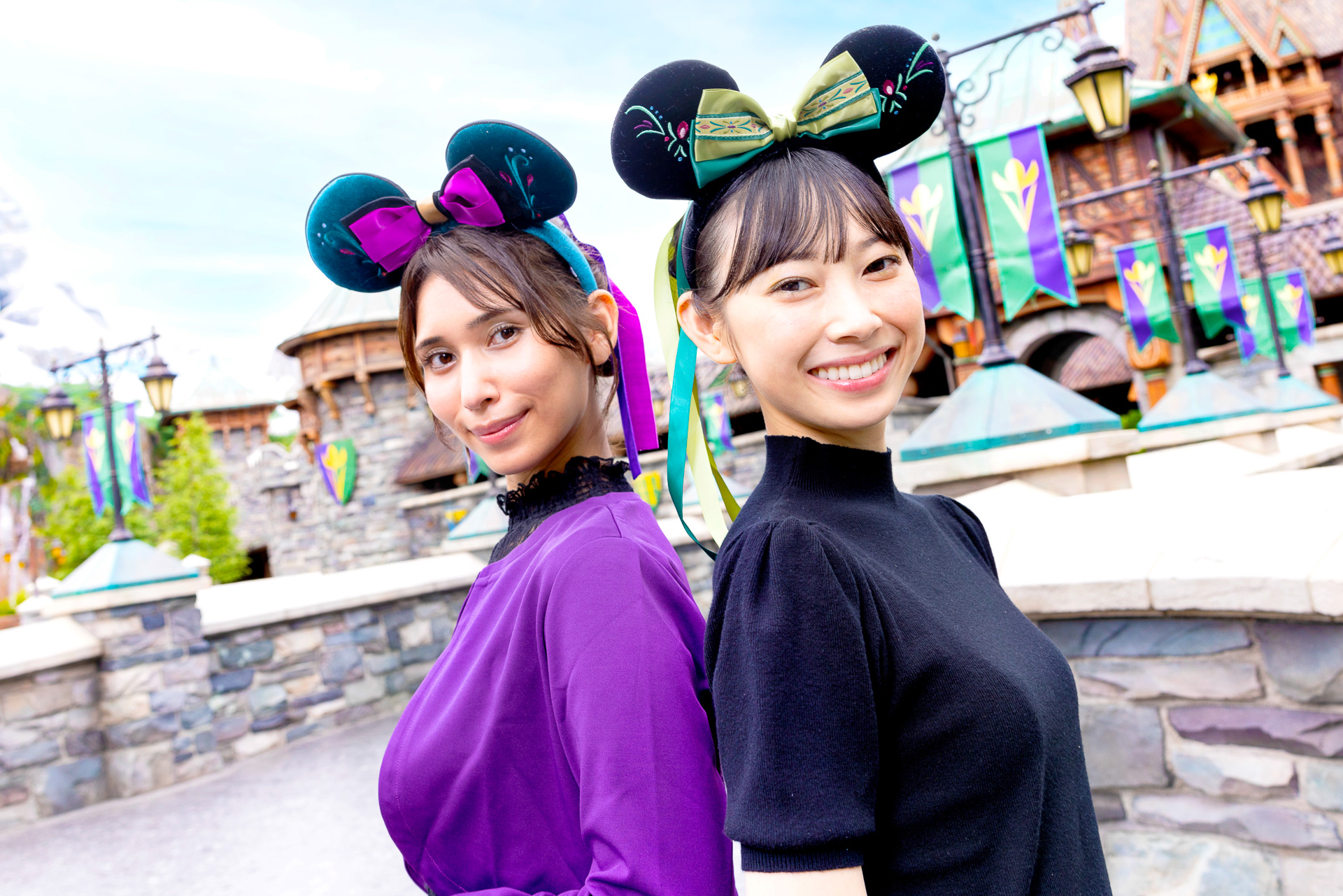 アトラクションをイメージし、戴冠式のドレスデザインのグッズを中心に展開する