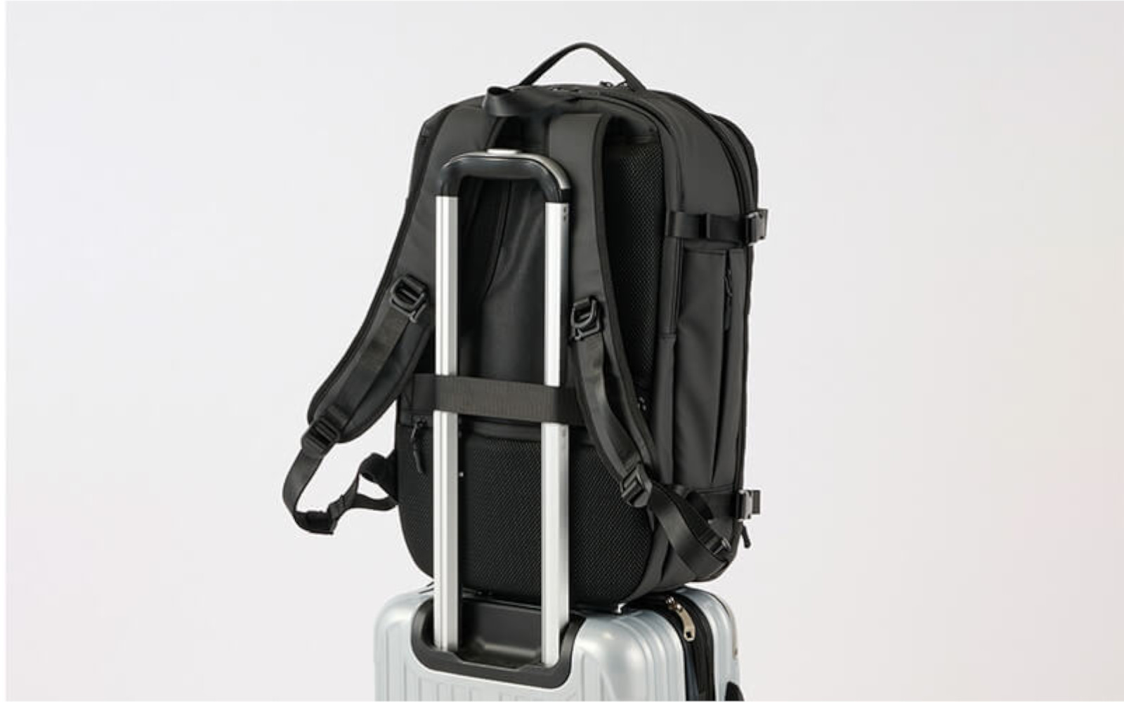 側面、背面、ハーネスには、それぞれ移動をサポートするベルトを搭載