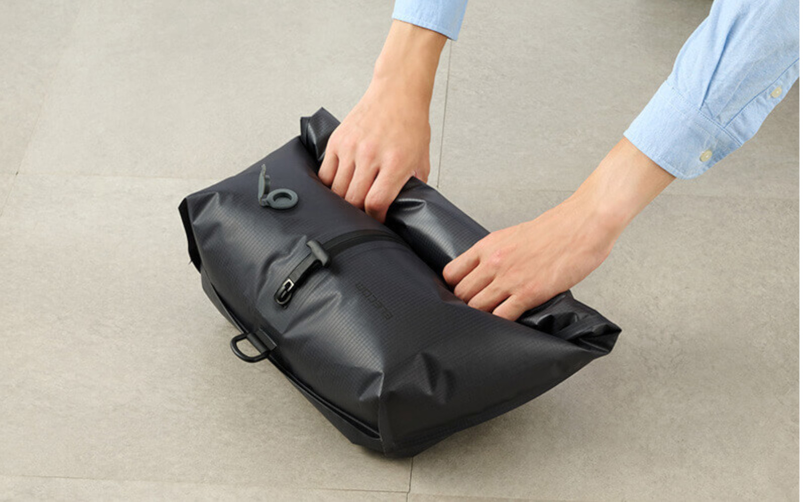 手で押すだけで簡単に袋内の空気が抜けて圧縮ができる