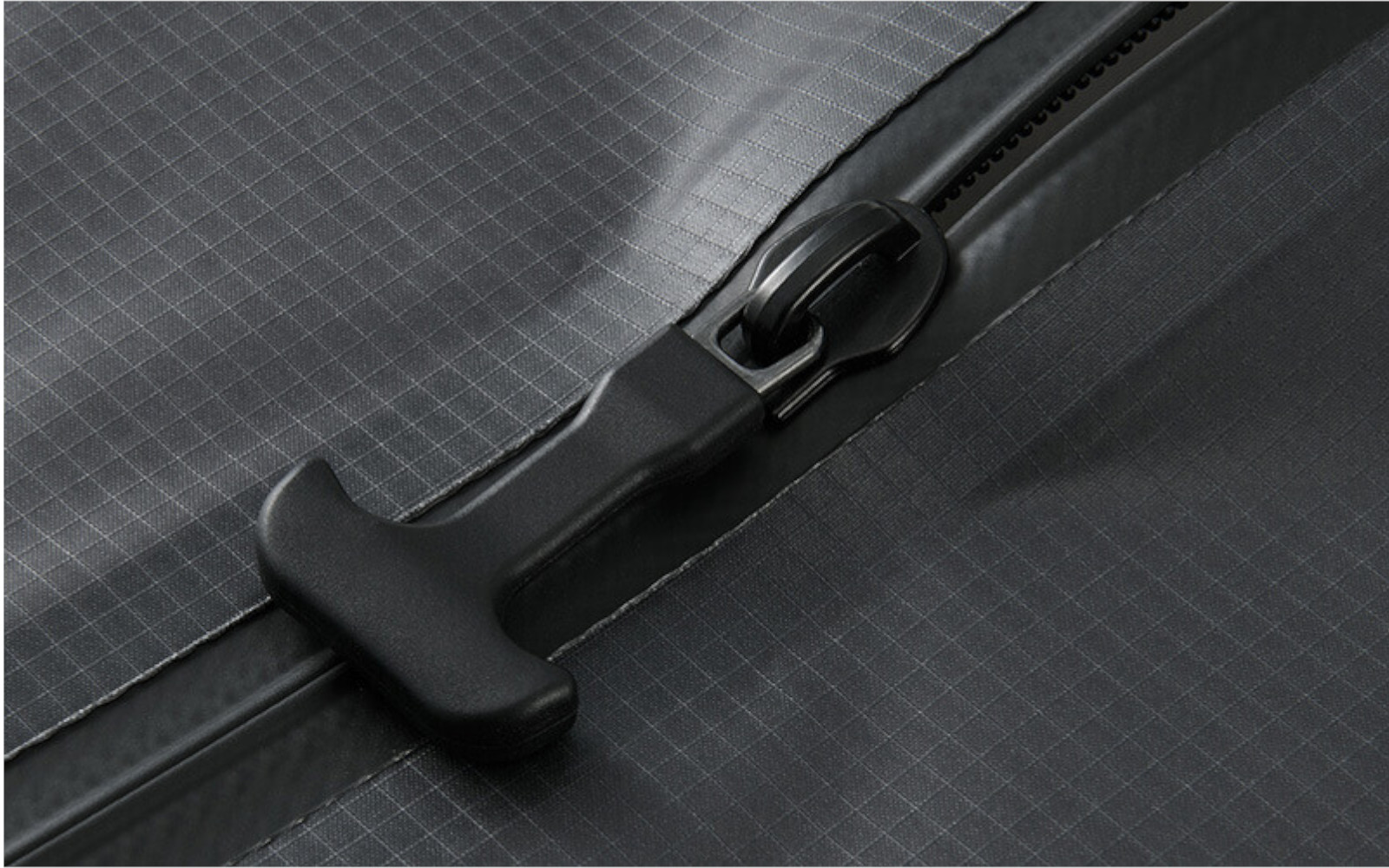 ファスナーは頑丈で空気漏れしないという