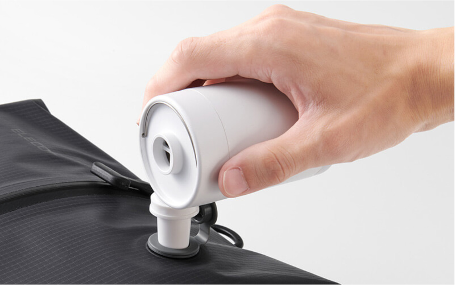 市販の電動エアーポンプと組み合わせると、より薄く圧縮することが可能