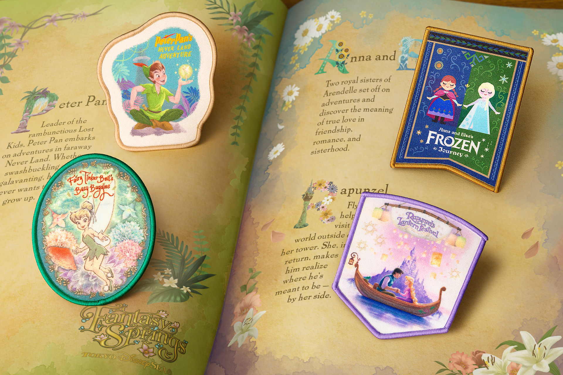 テーマポートの世界観を描いたグッズのほか、ワッペンなど4アトラクションと連動したアイテムも続々発売される