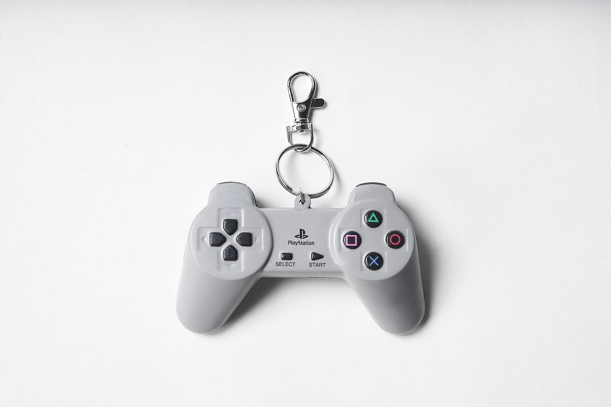 初代プレステコントローラー本物そっくりのマスコットキーホルダー。スクイーズになっていて、握って遊べるのがポイント