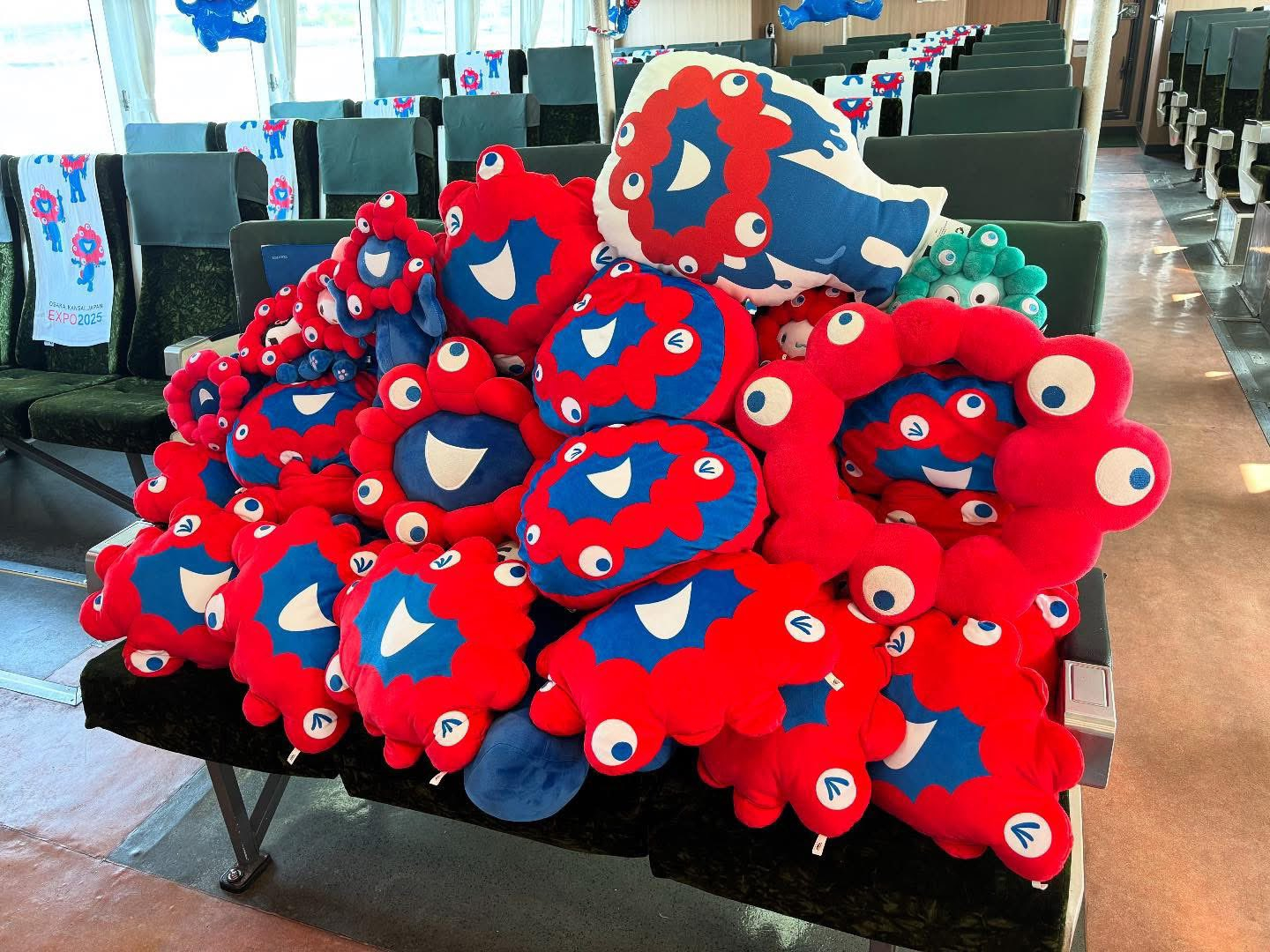 船内にはミャクミャクのぬいぐるみがいっぱい（会期中限定かも）