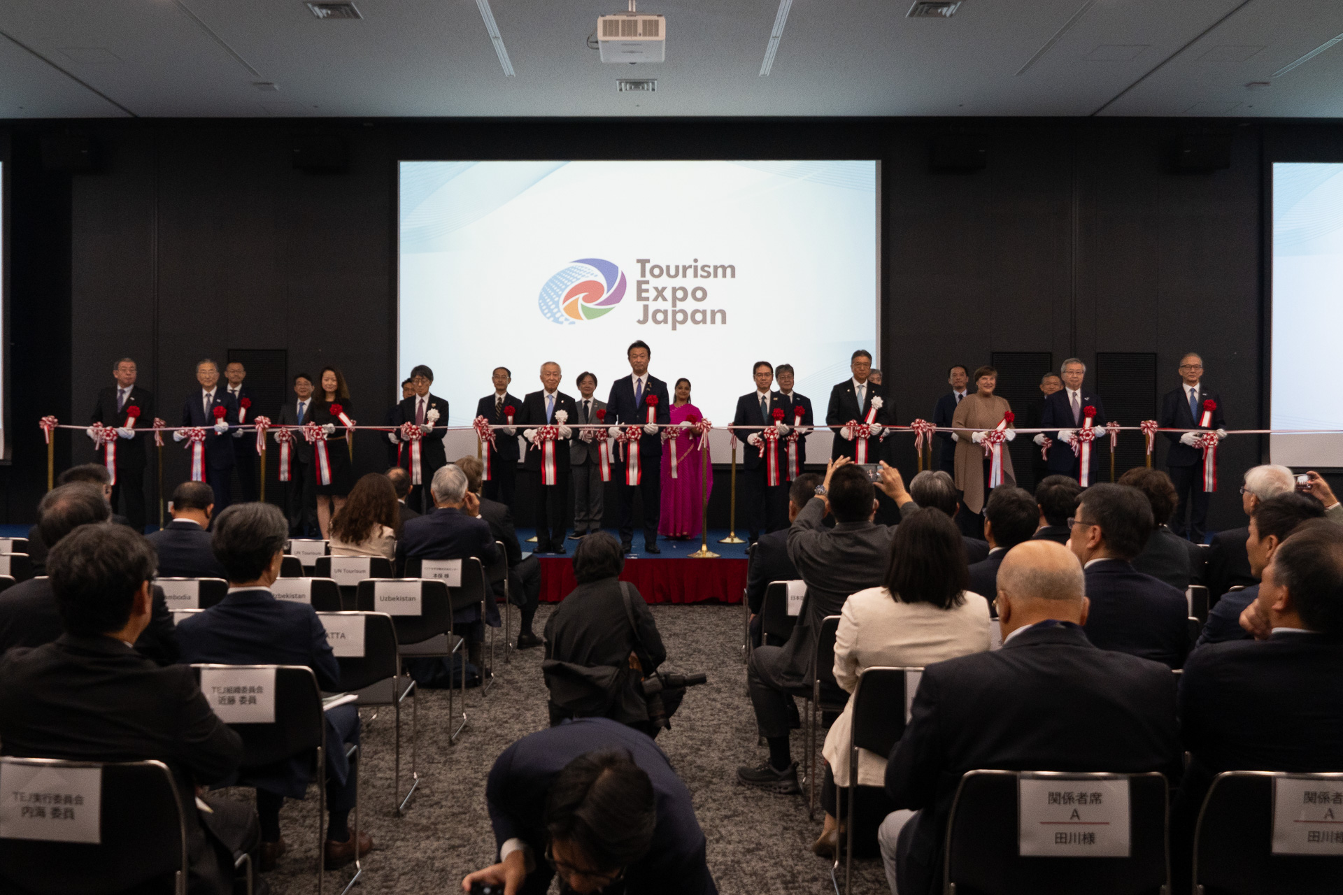 関係者によるテープカット