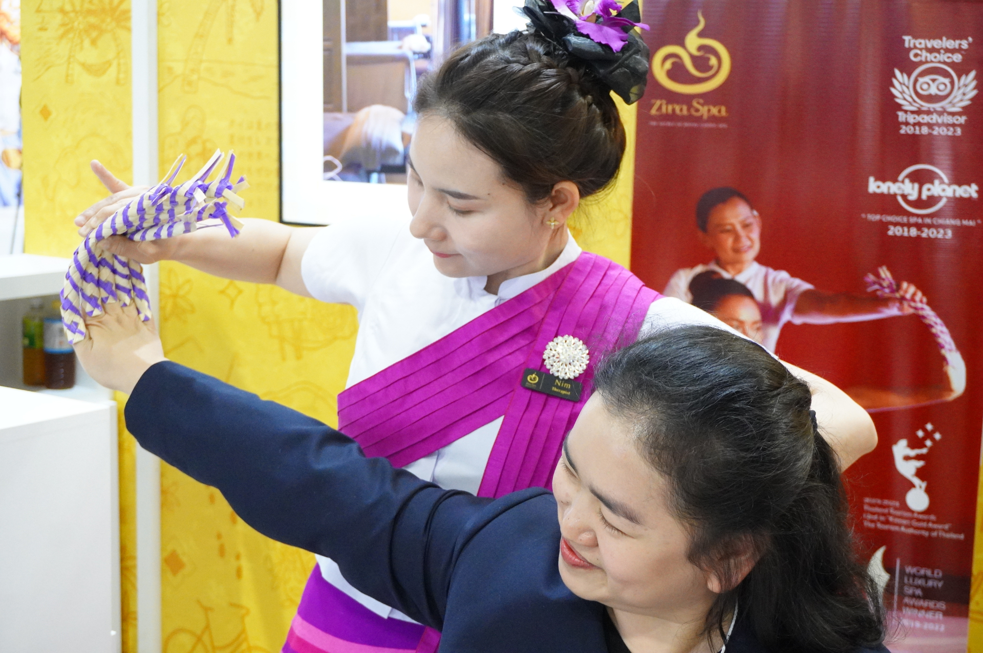 タイのブースでは、芳醇な香りに癒やされるヤードム作りや無料マッサージを体験できる