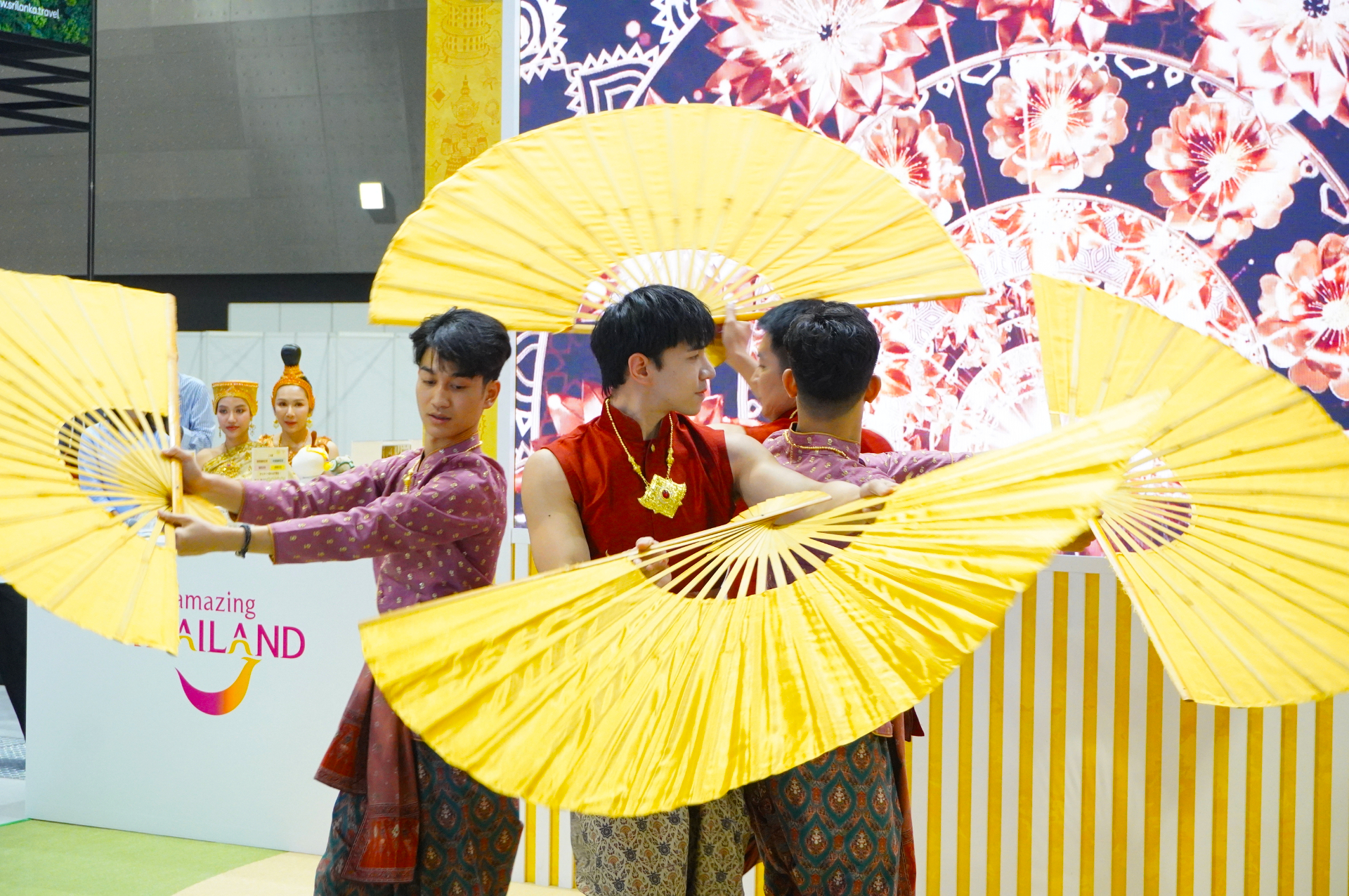 ステージでは伝統舞踊を披露