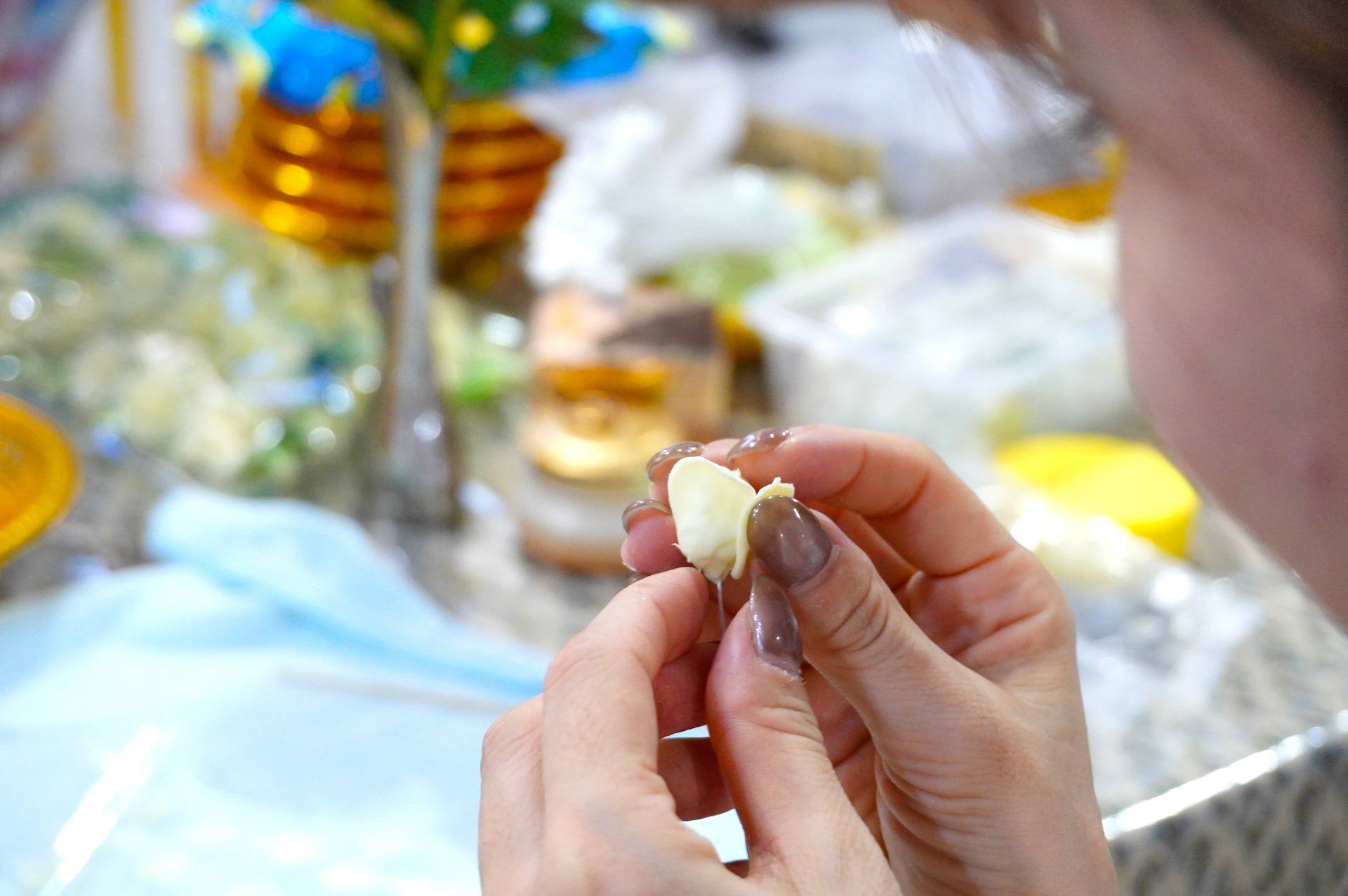 軽くて薄い粘土を花びらのように重ねていく