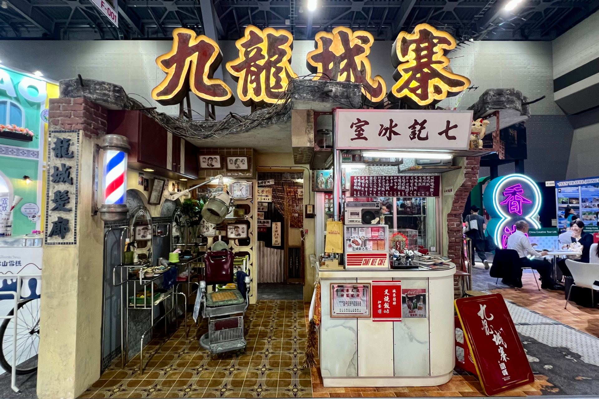 香港ブースは「九龍城砦」の映画セット展示が大迫力！