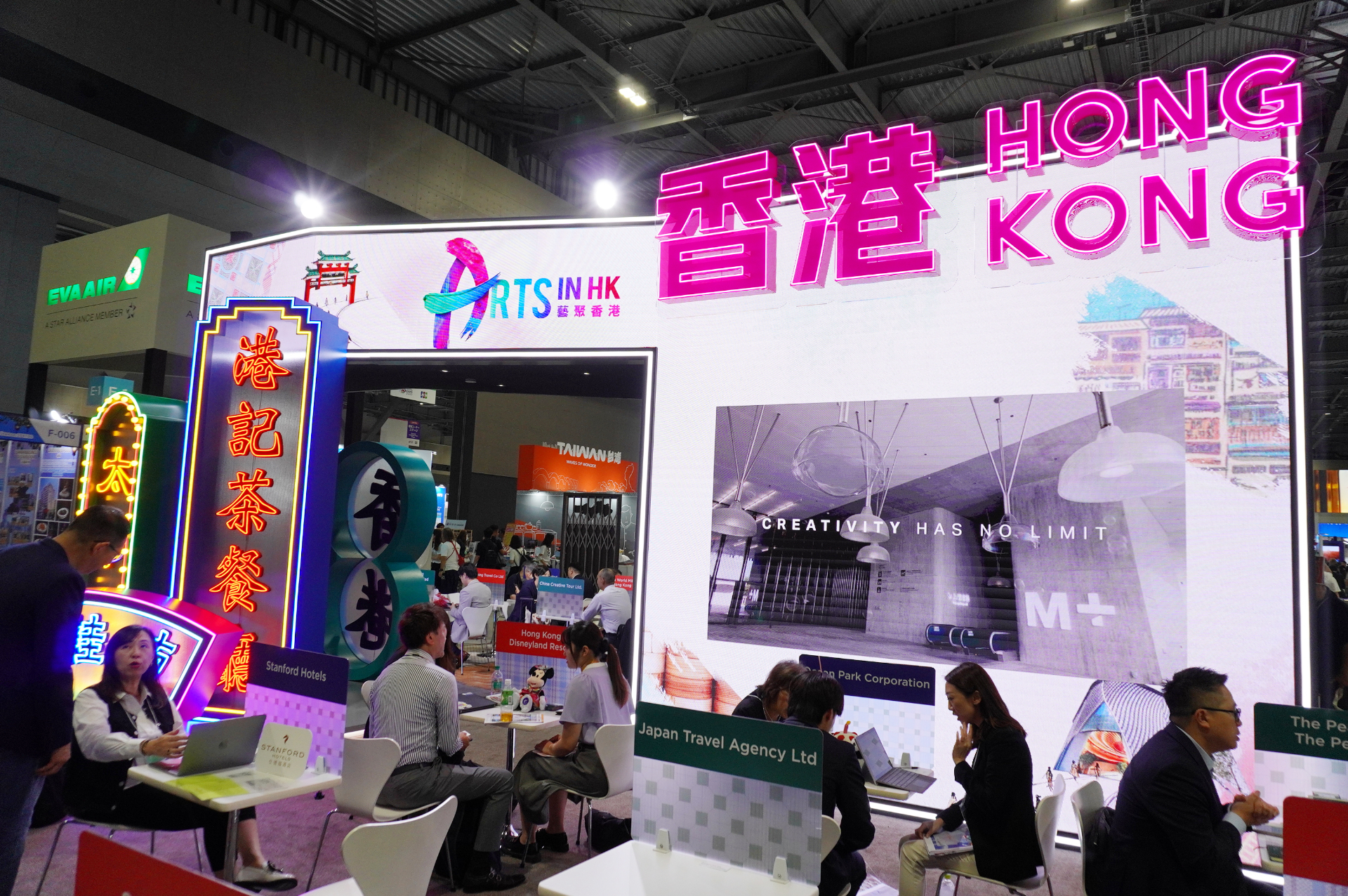 巨大なネオン看板が目を引く香港政府観光局のブース