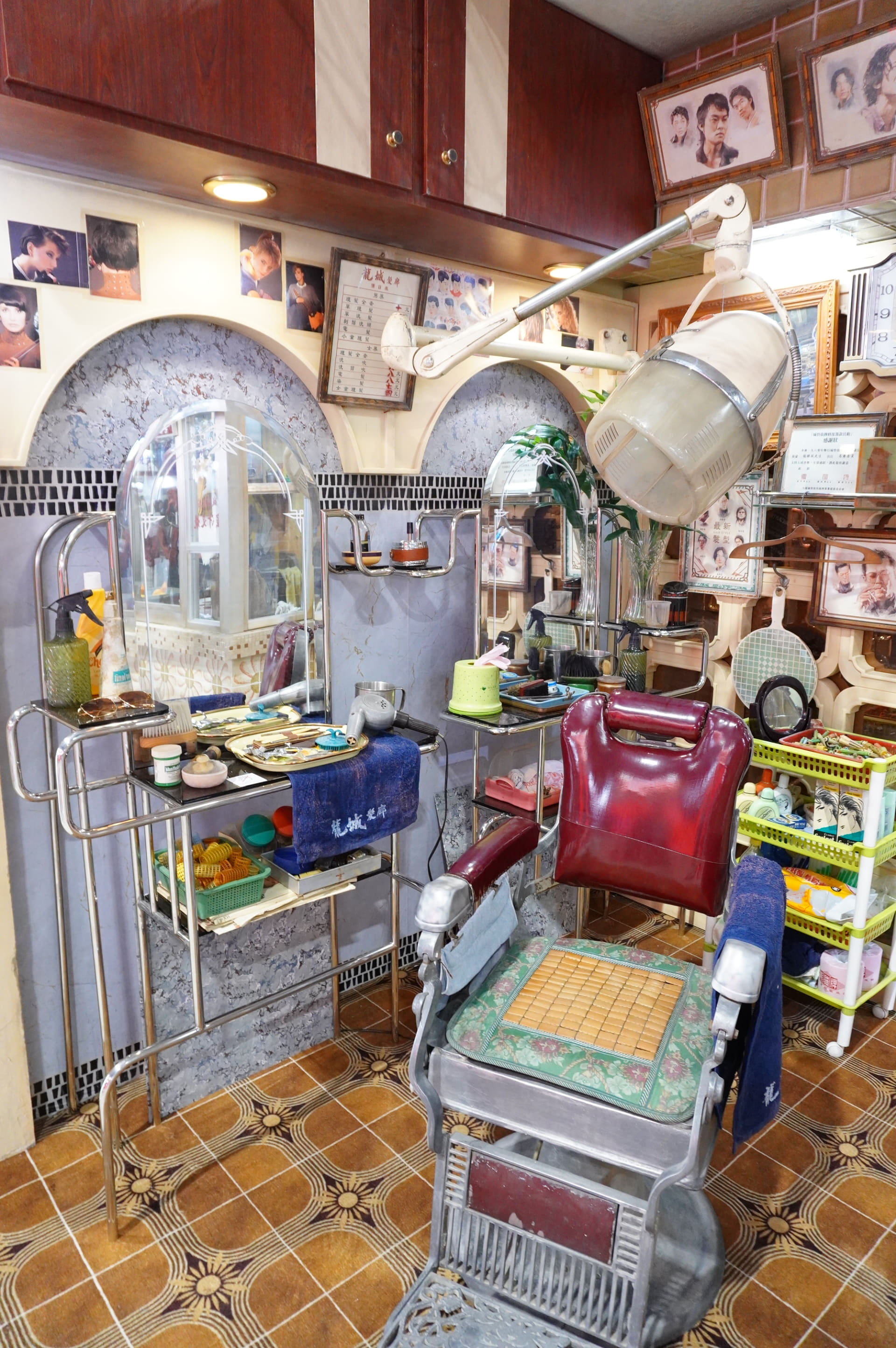 中華飯店や床屋、駄菓子屋などの映画セットが組まれ、少し怪しげな九龍城砦の世界がリアルに再現される